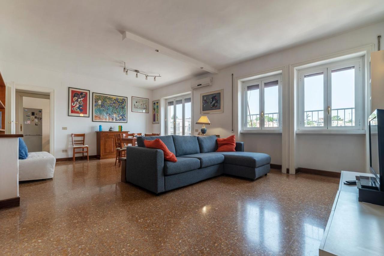 Roomy And Bright Apartment With Terrace Rome Exterior photo