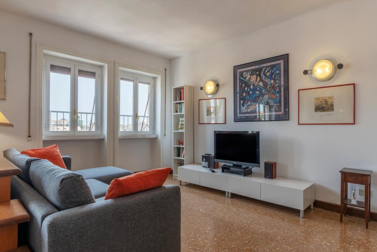 Roomy And Bright Apartment With Terrace Rome Exterior photo